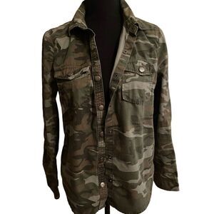 Forever 21 Womans Camo Lightweight Jacket Shirt Size Medium Long Sleeve Front Si